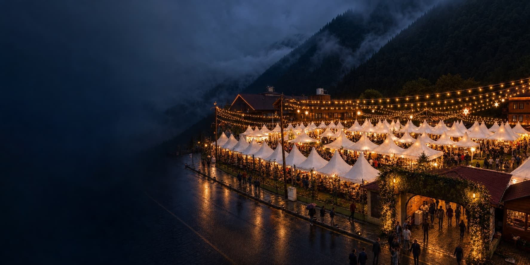Uzungöl festival alanında ışıklarla aydınlatılmış beyaz çadırlar